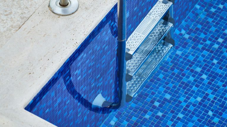Rejunte para piscina: quais os tipos e como escolher o melhor para seu projeto