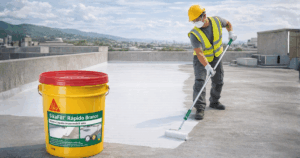 SikaFill® Rápido aplicado por profissional da área de mantas liquidas sika