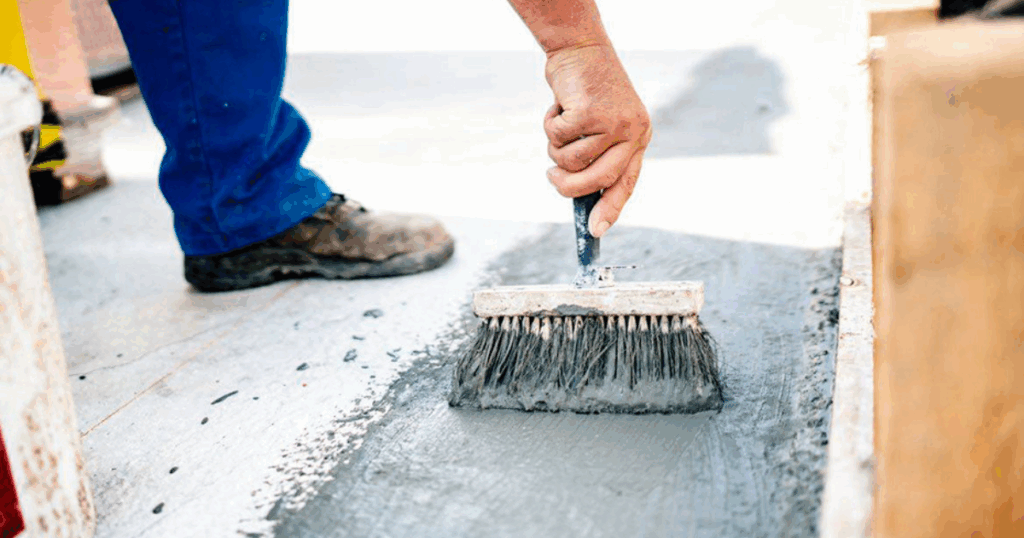 Processo de aplicação do impermeabilizante com rolo de pintura