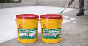 Manta líquida Sika Sikafill com embalagens originais em destaque e aplicação em laje de concreto para impermeabilização